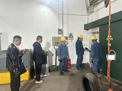 纳溪区检查组查看放射源存放地坑.jpg