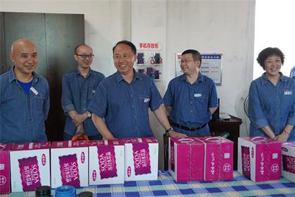 澳门十大老牌信誉平台排行榜股份公司领导高温时节为一线岗位员工送清凉