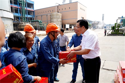 集团公司党委书记谭光军为股份公司一线干部员工送清凉