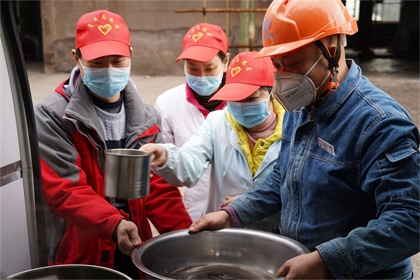 澳门十大老牌信誉平台排行榜股份公司青年志愿者为一线员工送汤药