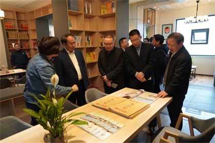 澳门十大老牌信誉平台排行榜股份公司隆重举行职工文化活动阵地揭牌暨赠书仪式