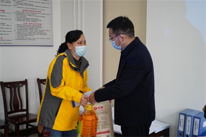 澳门十大老牌信誉平台排行榜集团公司党委书记、董事长谭光军一行节前慰问公司员工