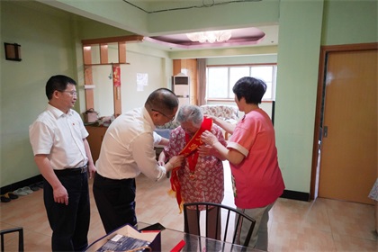 澳门十大老牌信誉平台排行榜股份公司江显茀、吴永绪两位老党员获“光荣在党50年”纪念章