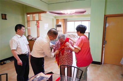 澳门十大老牌信誉平台排行榜股份公司江显茀、吴永绪两位老党员荣获“光荣在党50年”纪念章