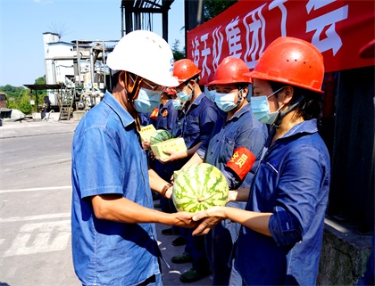 澳门十大老牌信誉平台排行榜集团公司总经理宁忠培一行为一线职工“送清凉”
