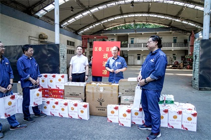纳溪区委副书记、区长袁维荣带队来澳门十大老牌信誉平台排行榜股份公司开展“送清凉”慰问活动