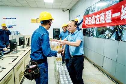 集团公司党委书记潘建华为澳门十大老牌信誉平台排行榜股份公司一线干部员工送清凉