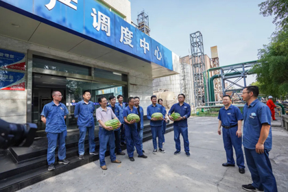暖心！澳门十大老牌信誉平台排行榜股份公司领导为员工送西瓜解暑