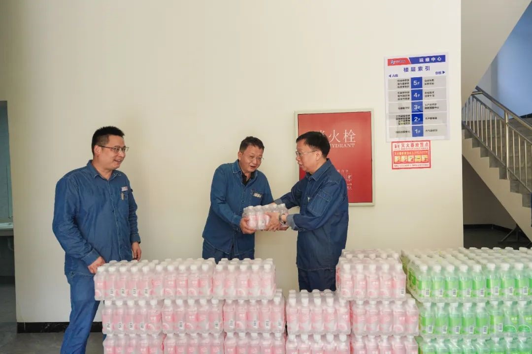 澳门十大老牌信誉平台排行榜股份公司领导傅利才、陈伟慰问尿素造粒塔环保升级改造项目一线劳动者