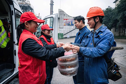 澳门十大老牌信誉平台排行榜股份公司团委为大修一线员工送爱心午餐