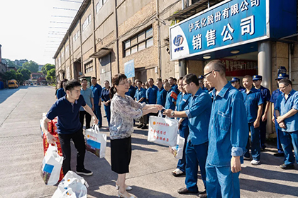 泸州市总工会常务副主席刘瑶率队到澳门十大老牌信誉平台排行榜开展高温慰问暨产改调研活动